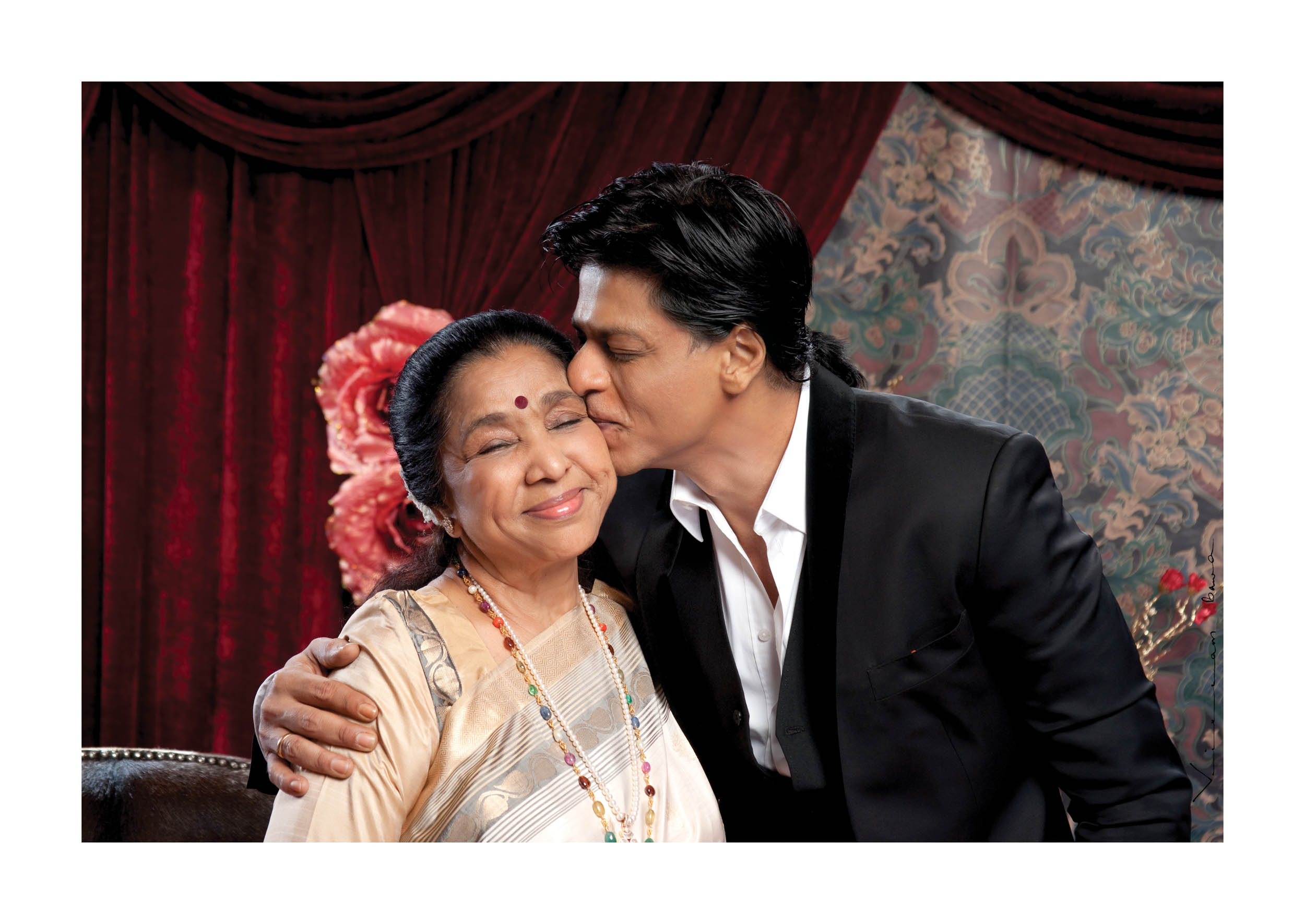 Best Bollywood Photographer in India Vikram Bawa, Actor  Shahrukh Khan & Singer Asha Bhosale for Hello Magazine, Shooting with Star, Advertising Photographer, Best Published Photographer, Best Editorial Photographer Vikram Bawa in Mumbai, India